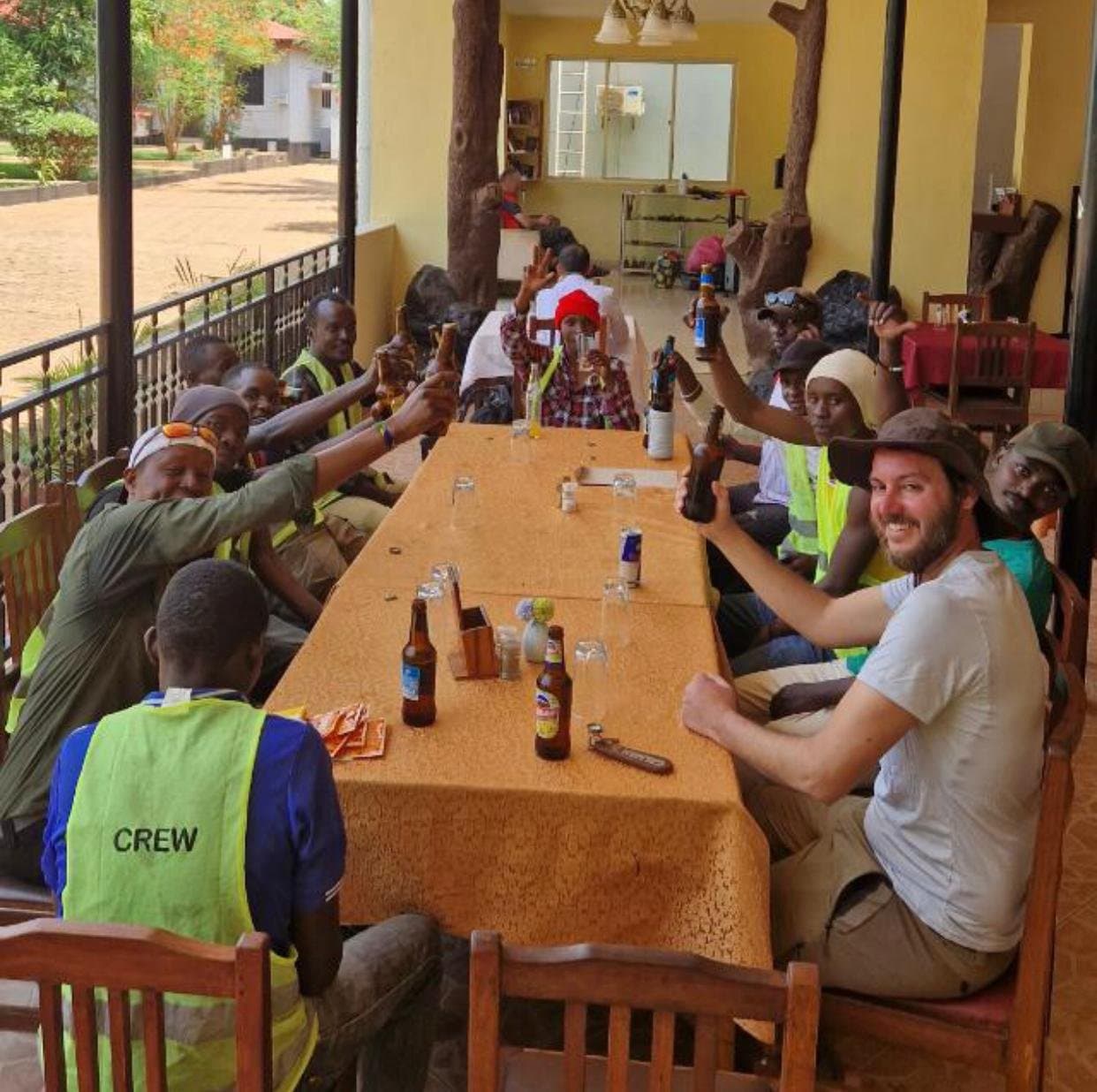 Guias, carregadores, chefs e equipe de apoio se preparando para uma expedição de Kilimanjaro em Moshi